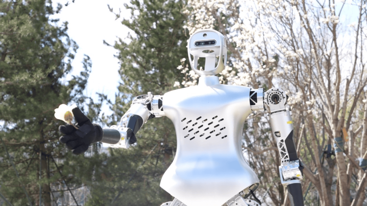 灵宝CASBOT机器人“持证上岗”，助力2025中关村论坛科技之春(图7)